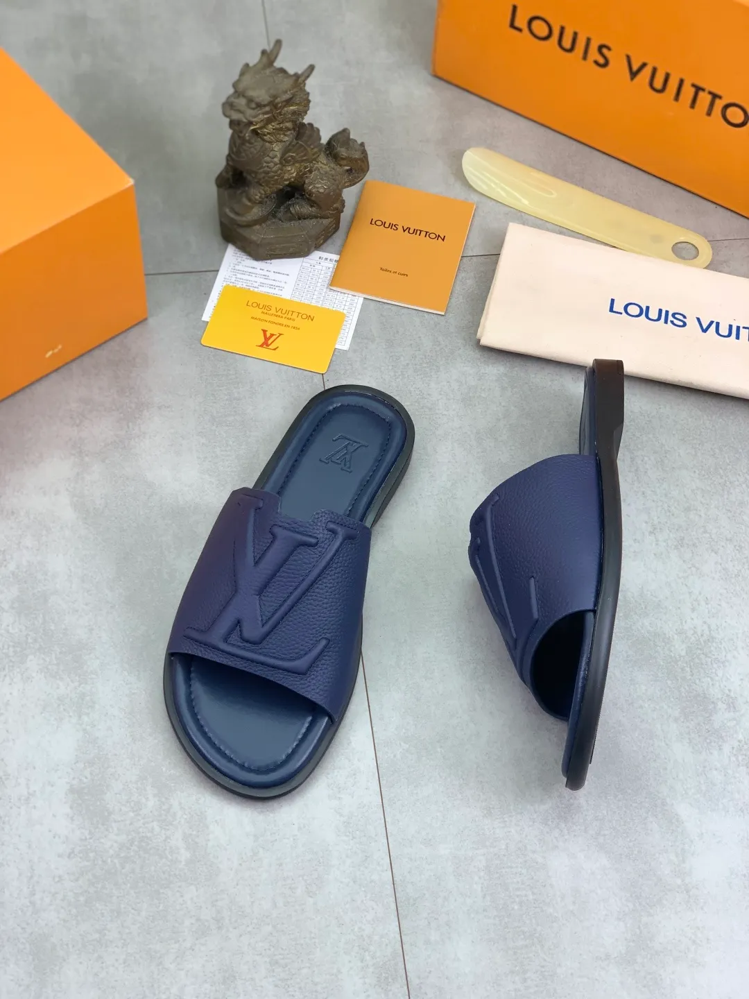Men's shoes 💰P340 💰【New style】🆘 High quality 【LOUIS VUITTON】The popular Louis Vuitton LV men's slippers on the official website are on sale simultaneously! Original pebbled calfskin fabric imported from Italy. Original factory special supply. Size: 38-46. 4️⃣ colors available.